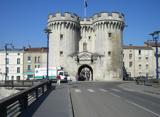 Porte Chaussee - ebenfalls ein Tor der ehemaligen Stadtmauer, 1380 errichtet