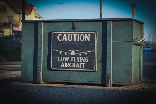 Holztruhe Vintage - "Caution - Low flying Aircraft" , Handcrafted