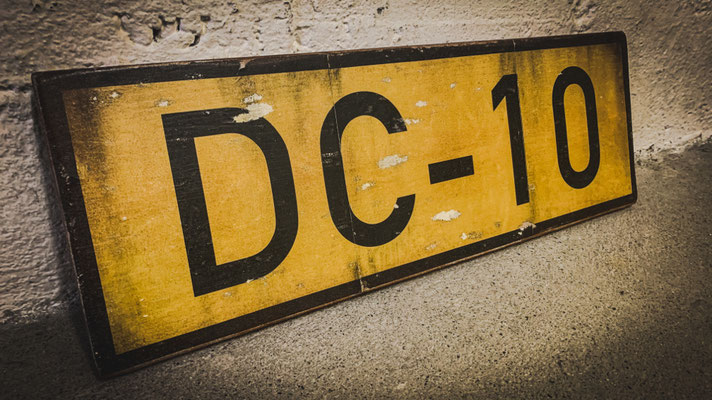 DC-10 Apron Marking Sign, Holz, 60x20cm, CHF 120