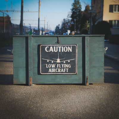 Holztruhe Vintage - "Caution - Low flying Aircraft" , Handcrafted