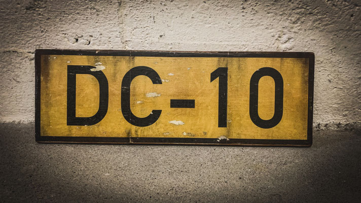 DC-10 Apron Marking Sign, Holz, 60x20cm, CHF 120