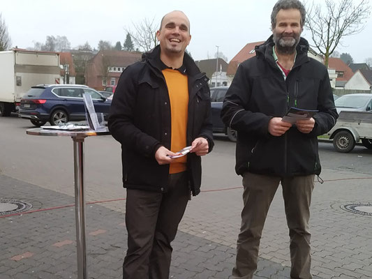 André Lüdemann wird für die Bürgermeisterwahl von den Grünen unterstützt. Hier auf einem gemeinsamen Stand mit Heiner Gerken.