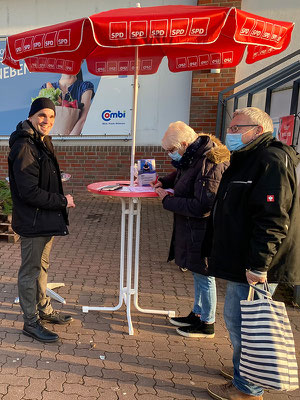 Bürgermeisterkandidat André Lüdemann auf dem Combi-Parkplatz 
