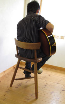 岐阜県　加茂郡　川辺町　家具工房ウッドスケッチ　ギタリストの椅子　ギター椅子　弾き語り椅子　ギター演奏椅子