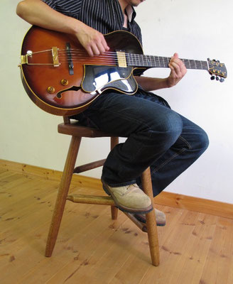 岐阜県　加茂郡　川辺町　家具工房ウッドスケッチ　ギタリストの椅子　ギター椅子　弾き語り椅子　ギター演奏椅子