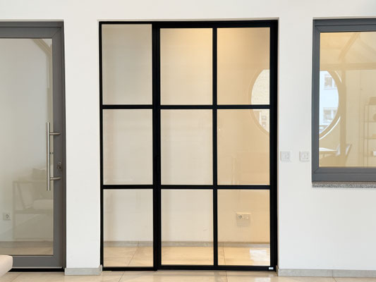 Moderne Lofttür aus Aluminium mit großen Glasscheiben - stilvolle Raumtrennung für Wohnen und Arbeiten