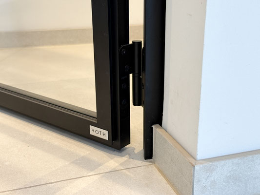 Moderene Loftüre aus Aluminium - Elegante Raumtrennung zwischen Küche und Wohnbereich