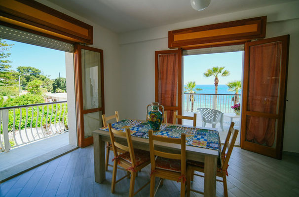 Zona living-cucina vista mare • Dining room-kitchen with sea view 