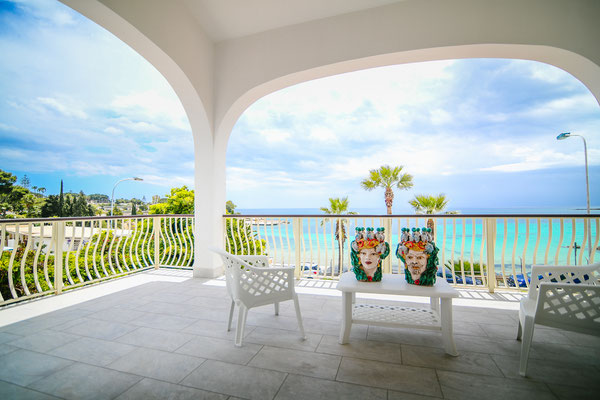 Veranda esterna vista mare (appartamento Tramonto - primo piano) • Outdoor balcony/terrace with sea view (Tramonto apartment - first floor) 