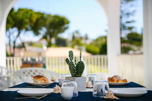 Solo a Villa Baia Azzurra potrete fare colazione con vista mare (COLAZIONE NON DISPENSATA) • Only in Villa Baia Azzurra you can have breakfast with a stunning sea view (BREAKFAST NOT SERVED) 