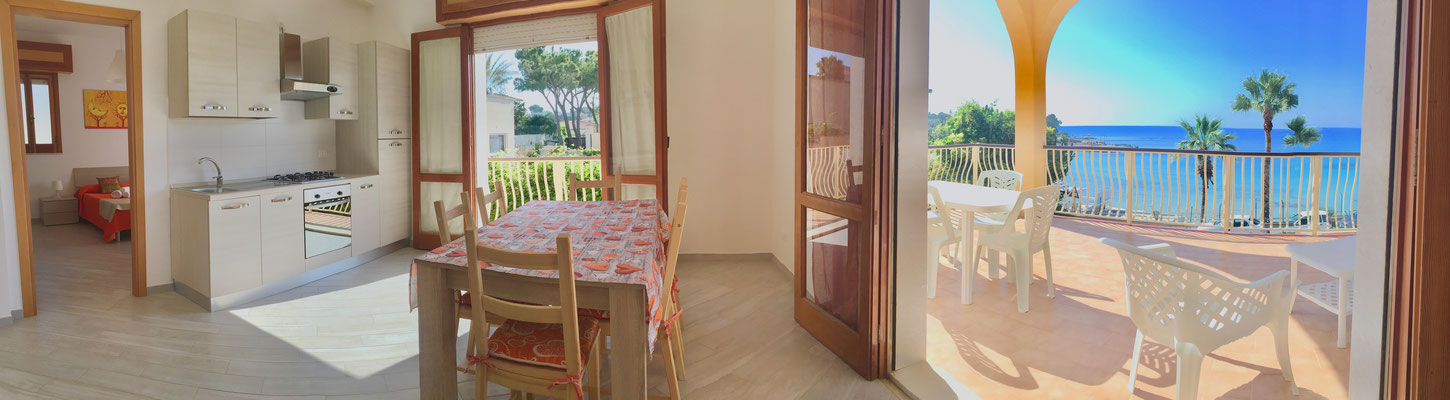 Zona living-cucina vista mare • Dining room-kitchen with sea view