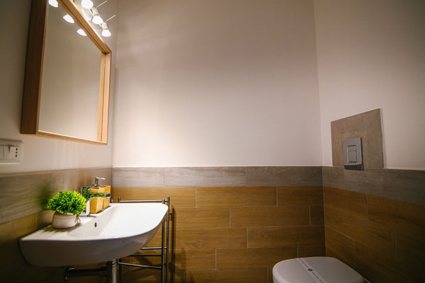Bagno con doccia • Toilette and bathroom with shower
