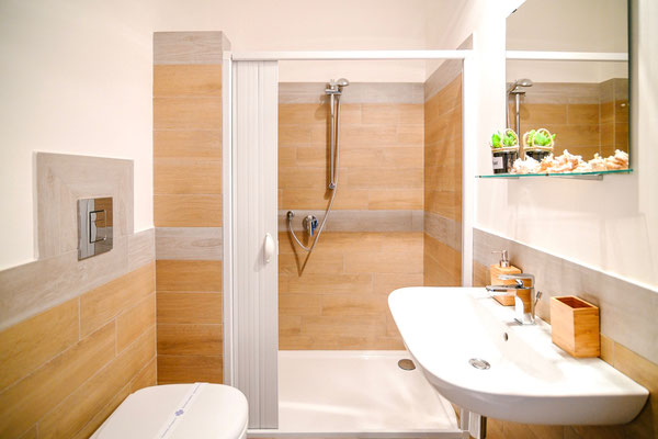Bagno con doccia • Toilette and bathroom with shower