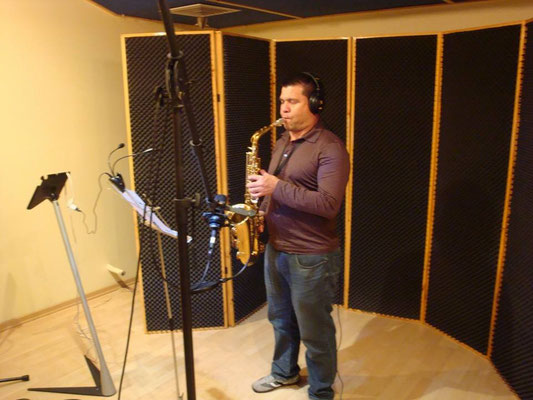 Saxofonista Tony Oconitrillo grabando en Cántico Producciones