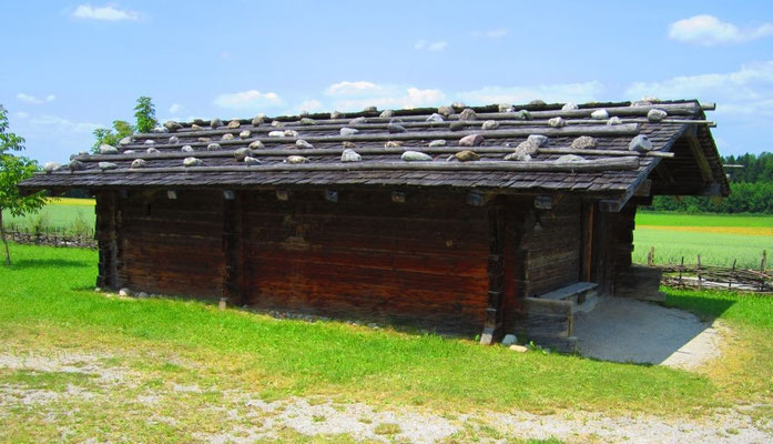 Wohnhaus mit zwei Räumen. Küche und Schlafstelle.