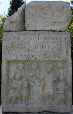 Altar für Caracalla und seiner Mutter Iulia Domna. Szene zeigt Titus Flavius Felix bei einer Opferzeremonie.(211 n.Chr.)