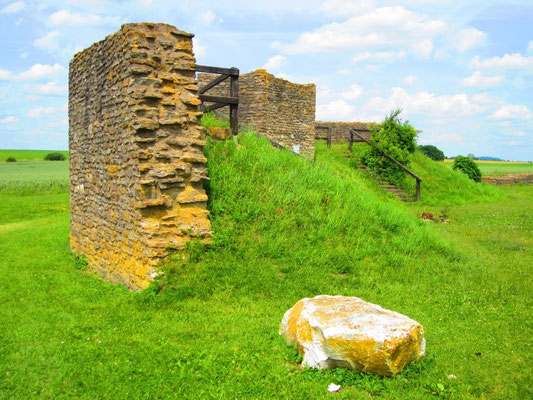Prätorialfront mit Eckwachturm aussen