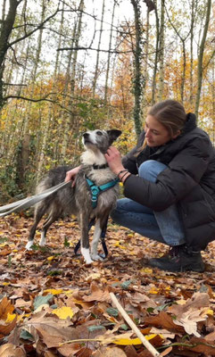 Freiwillige Angelina mit Ari unterwegs im Wald.
