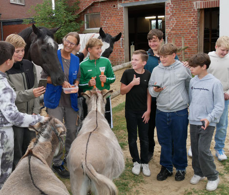 Im Rahmen einer Projektwoche bekamen zwei Klassen einer Schule aus Lage Besuch von Astrid Reinke und besuchten danach an zwei Tagen den Tierschutzhof.