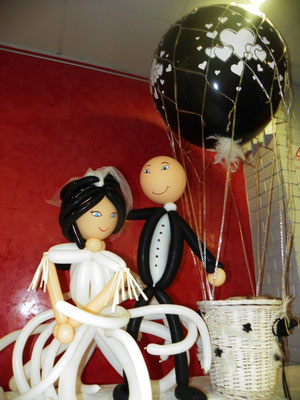Couple de mariés en ballons et mongolfière