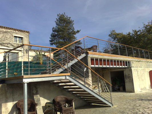 accès escalier maison à étages