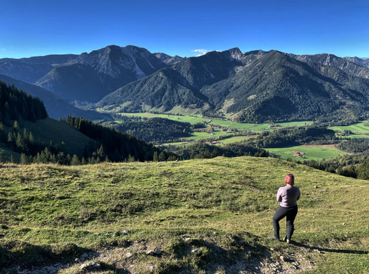 Wir genießen die Aussicht ins Tal