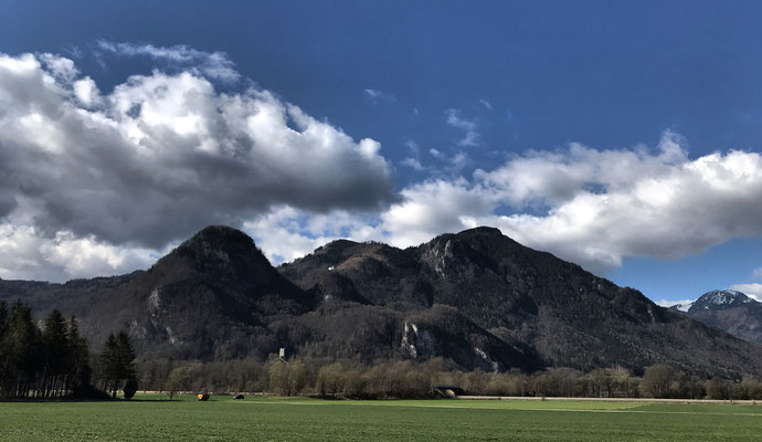 Blick zurück zur Burgruine Falkenstein, Petersberg und Madron