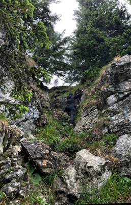 Felsstufe mit leichter Kletterei zur Kirchwand
