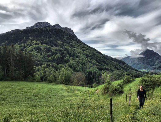 Aufstieg zum Sattelberg mit dem Heuberg im Hintergrund