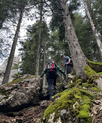 Steiler Aufstieg auf schmalen Pfaden