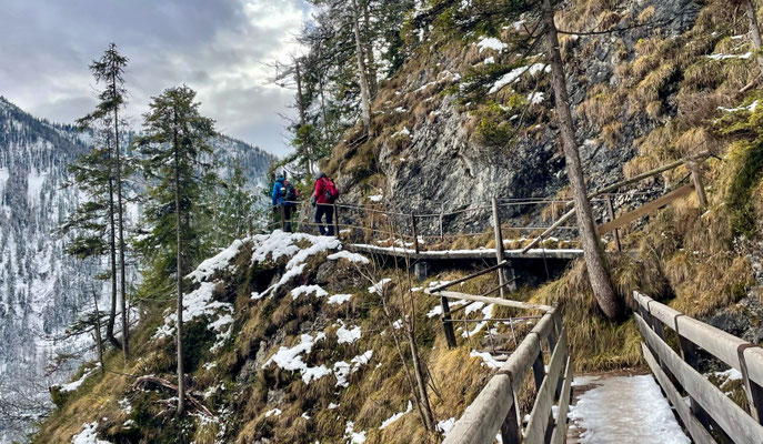 Steig am Mühlbach-Wasserfall
