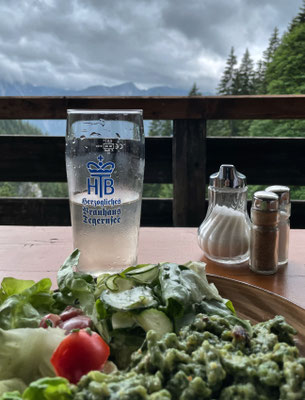 Brotzeit an der Kesselalm