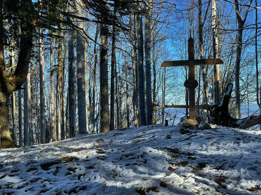 Gipfelkreuz im Wald am Breitenberg