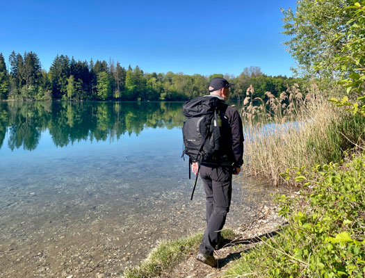 Schmaler Pfad um den Hochstraßer See