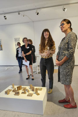 Vernissage „Asymmetrie“, Künstlerinnen präsentieren ihre Werke: Estelle Chrétien, Attaches, Öl auf Holz, Serie von 14, Foto: Anna Maria Letsch