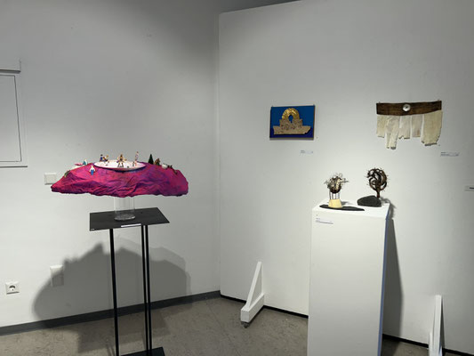 Ausstellung schwebend! leicht! Angewandte Kunst und Art Design, kleiner Galerieraum: Rose Schrade Mixedmedia und Montagen von Heike Utta, Foto: Christa Hartnigk-Kümmel (CHK)