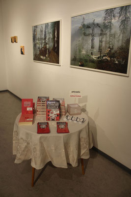 Büchertisch, Marta Dzido, SCHWEINEBAUMELN. GEDOK Galerie, Foto: Krystyna Frindik