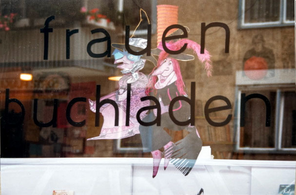 Schaufenster des  Frauenbuchladens Luzia, Viktoriastraße, 1986-1988, Foto credits: Sabine Zürn