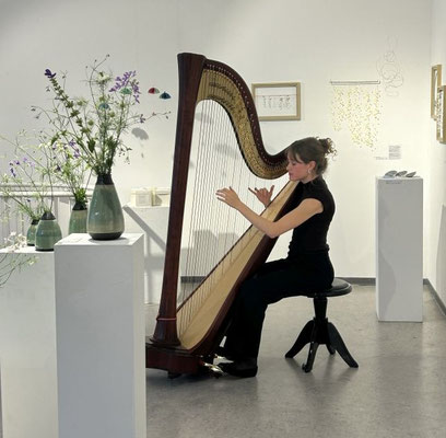 schwebend! leicht! Musik zur Vernissage: Felicia Kraft an der Harfe, Foto: Sarah Menges