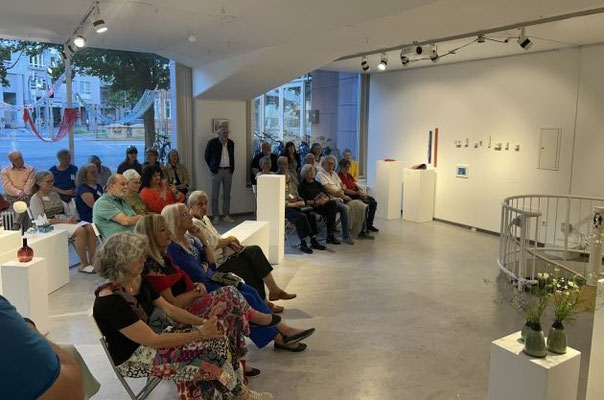 Vernissage schwebend! leicht! Foto: Sarah Menges