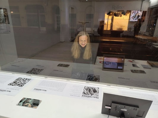 Netz:WERKE, Video-Installation, Blick durchs Galeriefenster, GEDOK Heidelberg, Foto: Sabine Schäfer