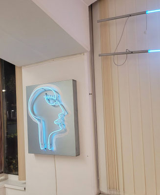 ABOUT. Werkschau Fachbereich Fotografie und Medienkunst: nst: Neonlichtkunst von Michaela van den Driesch