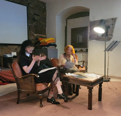Multimediale Lesung, Rotes Haus 12.06.2026: Ondine Dietz (li) und Hedi Schulitz (re) über Elisabeth Heyking, Foto: Karin Gerlach