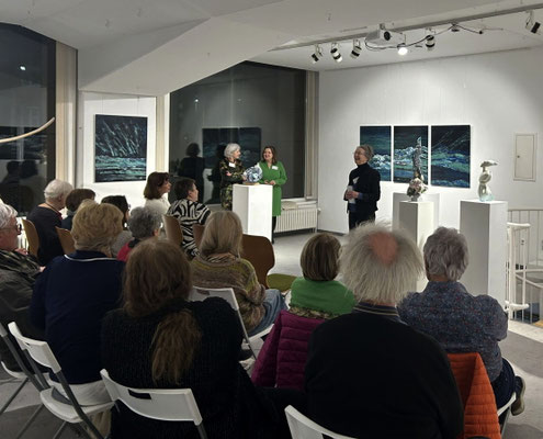 Vernissage Blau-Grüne Stille, Verok Gnos und Helga Essert-Lehn, Begrüßung Christa Hartnigk-Kümmel, Foto: Sarah Menges