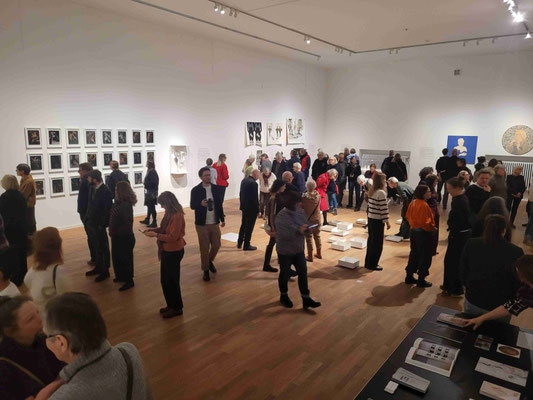 Menschen in der Ausstellung „Künste · Frauen · Netzwerk – 100 Jahre GEDOK“ im MK&G Hamburg, Foto: Sabine Schäfer