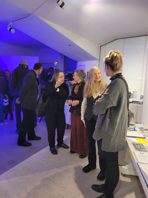 ABOUT. Werkschau Fachbereich Fotografie und Medienkunst, Vernissage, Im Gespraech