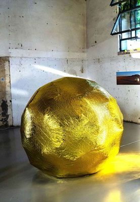 ABOUT. Fachbereich Fotografie und Medienkunst. Anika Hirt, sein, Installation Inflatables, Foto: Heinke Rau
