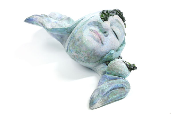 Helga Essert-Lehn, ohne Titel, Serie „Zwischen Wesen und Weite“, Gips, Sand, Stoff, Farbe, 2025