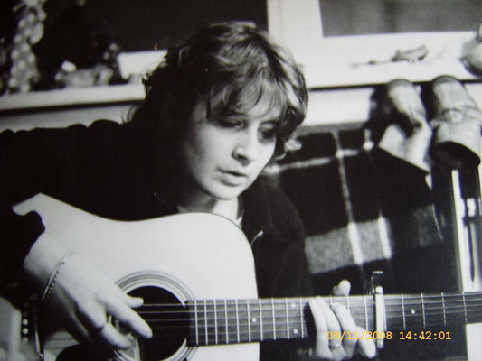 Ursula Zetzmann übt Gitarre für Straßenmusik, 1970er Jahre, Foto privat