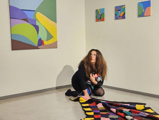 Mutterland, Khadija Al Ghanem, Performance, Vernissage in der GEDOK-Galerie, Foto: Anna Maria Letsch